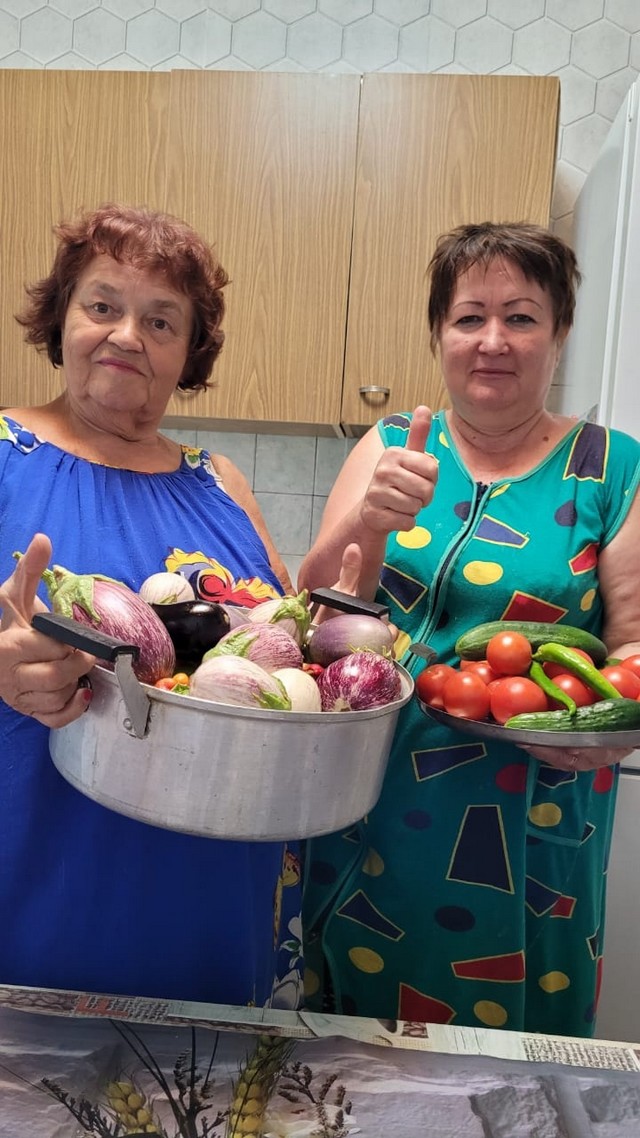 Август